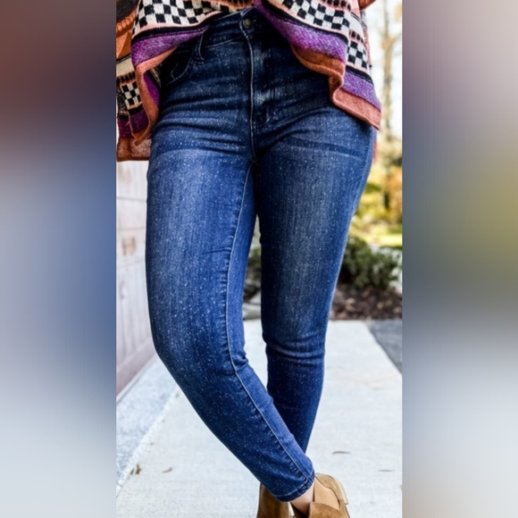 Judy Blue Mineral Wash/Bleach Splatter Relaxed Fit Jeans - Picture 5 of 6